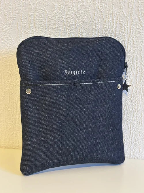 Exemple de personnalisation extérieure de la pochette liseuse en denim