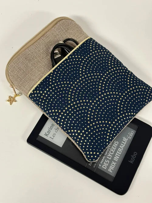 La pochette liseuse en lin et tissu bleu à étoiles dorées, format 6 pouces.