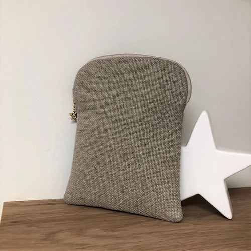 Le dos de la pochette liseuse en lin et tissu bleu à étoiles dorées.