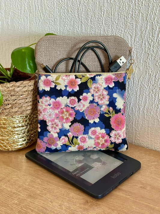 La pochette liseuse en lin et tissu japonais clématites, format 6 pouces.