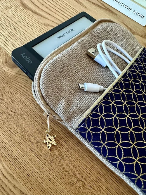 L'ouverture élargie de la pochette liseuse en lin et tissu japonais fleur de vie.
