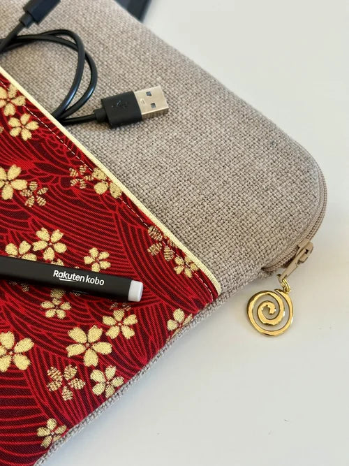 Vue détaillée du tissu japonais de la Pochette liseuse en lin et tissu japonais Sakura rouge et doré