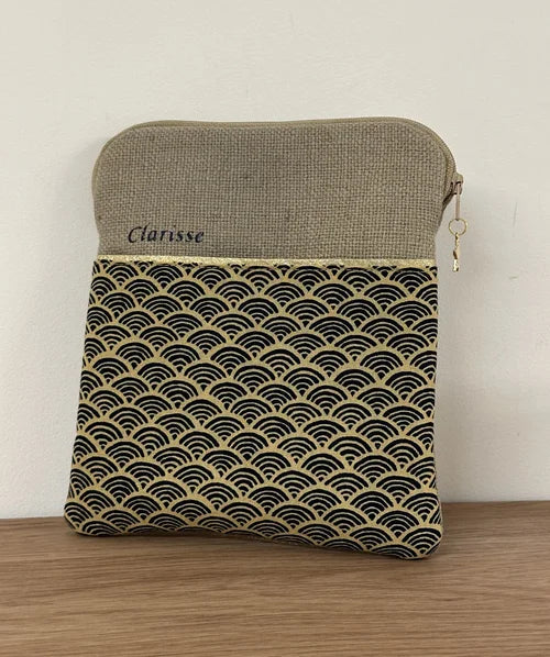 Exemple de personnalisation extérieure de la pochette liseuse en lin et tissu japonais Seigaiha format 7 pouces.