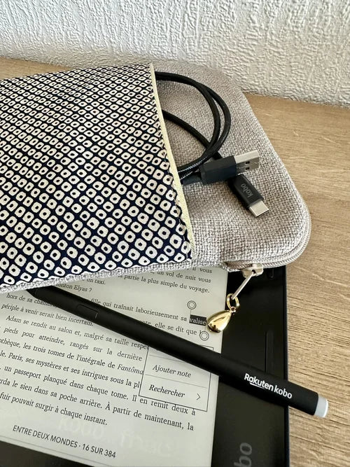 La pochette liseuse en lin et tissu japonais bleu Shibori, avec une Kobo Sage format 8 pouces et son stylet.