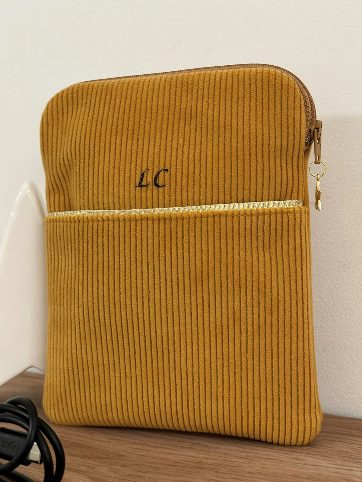 Exemple de personnalisation extérieure de la pochette à liseuse en velours cotelé jaune moutarde