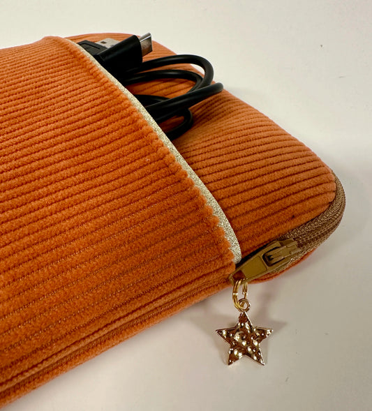 Vue détaillée de la pochette liseuse en velours cotelé orange, en face avant.