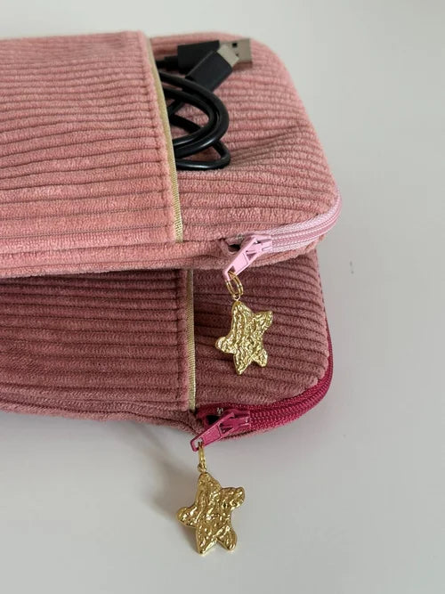 La pochette liseuse en velours cotelé rose blush sur la pochette liseuse vieux rose