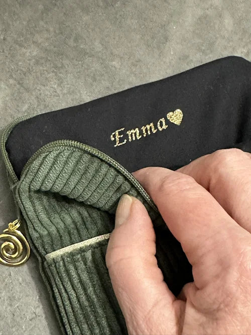 la personnalisation intérieure de la pochette liseuse en velours cotelé vert kaki.