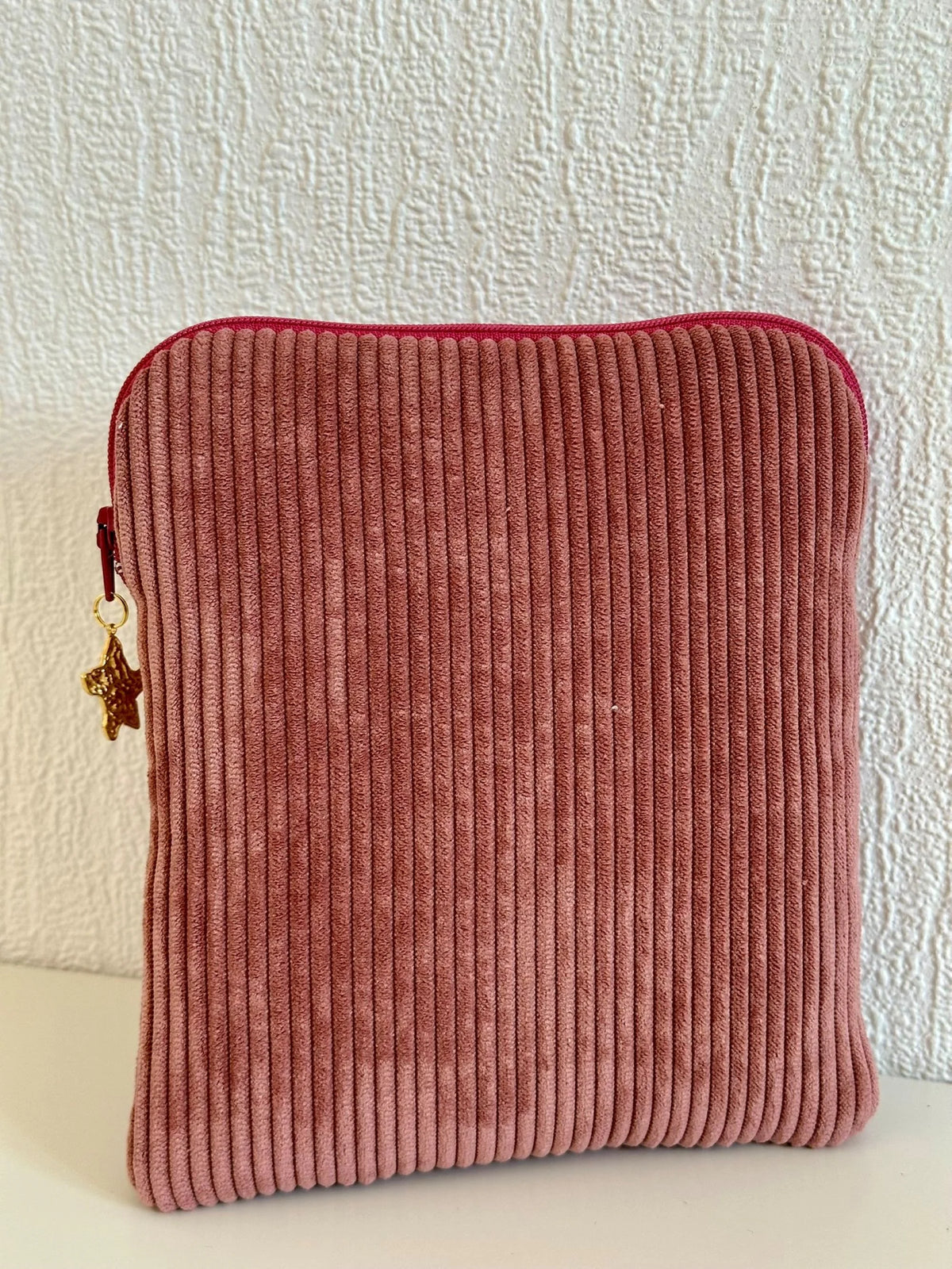 Le dos de la pochette liseuse en velours cotelé vieux rose.