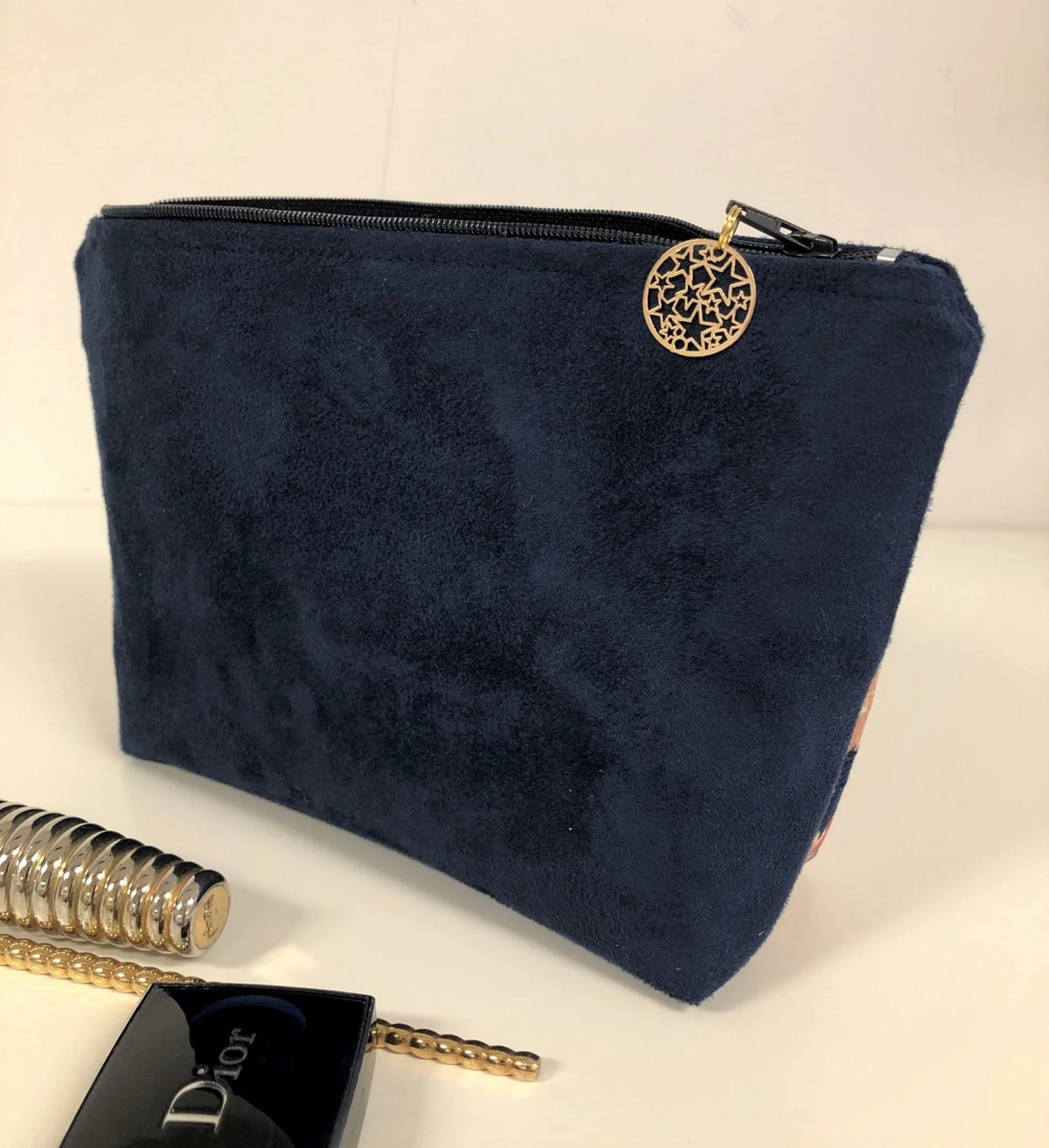Le dos de la pochette à maquillage bleu marine en tissu japonais fleurs de cerisier.