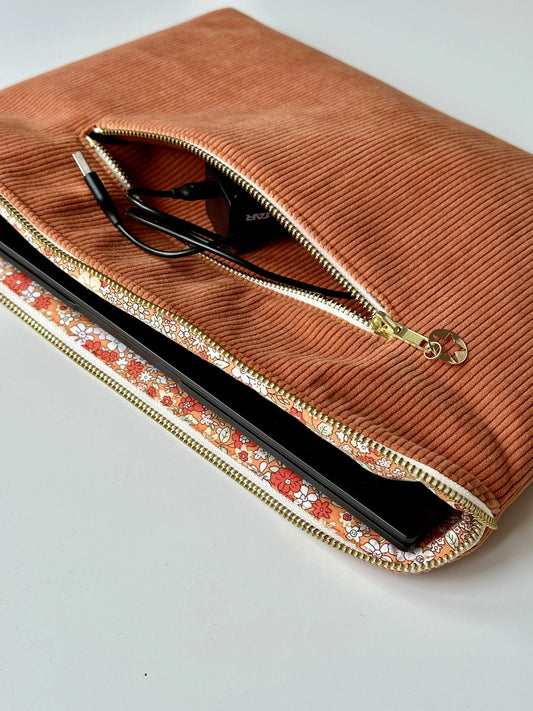 Aperçu de la doublure intérieure de la pochette ordinateur en velours côtelé orange.