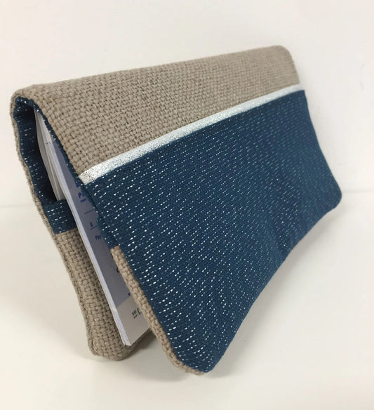 Vue latérale du porte-chéquier beige et bleu marine pailleté à liseré argenté.