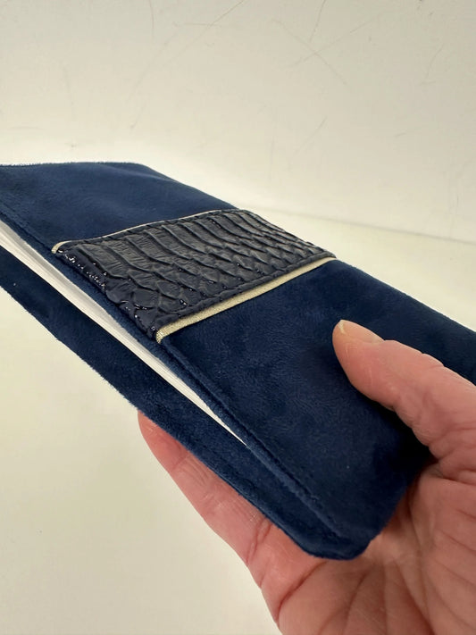 Le porte-chéquier bleu marine et doré effet reptile Lesfilsdisa.