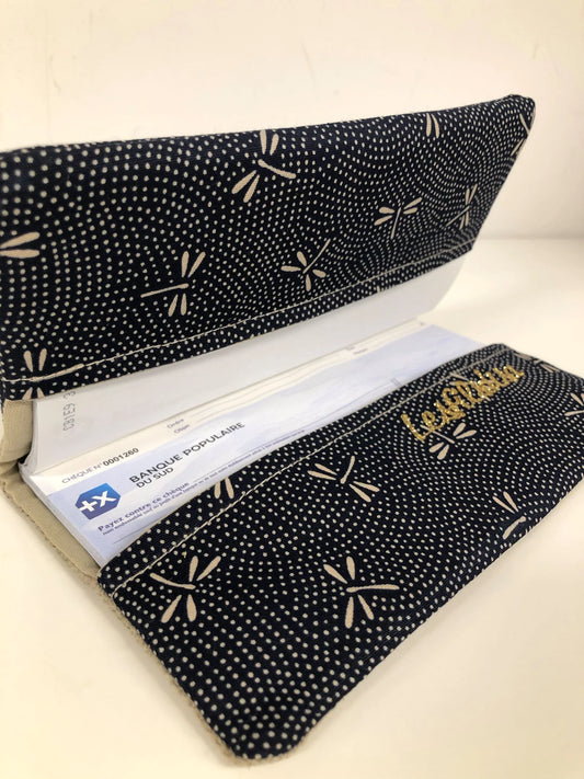 Le porte chéquier en lin beige et tissu japonais bleu libellules, ouvert.
