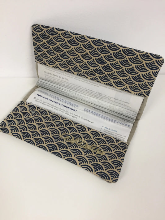 Le porte chéquier en lin beige et tissu japonais Seigaiha bleu marine, ouvert.