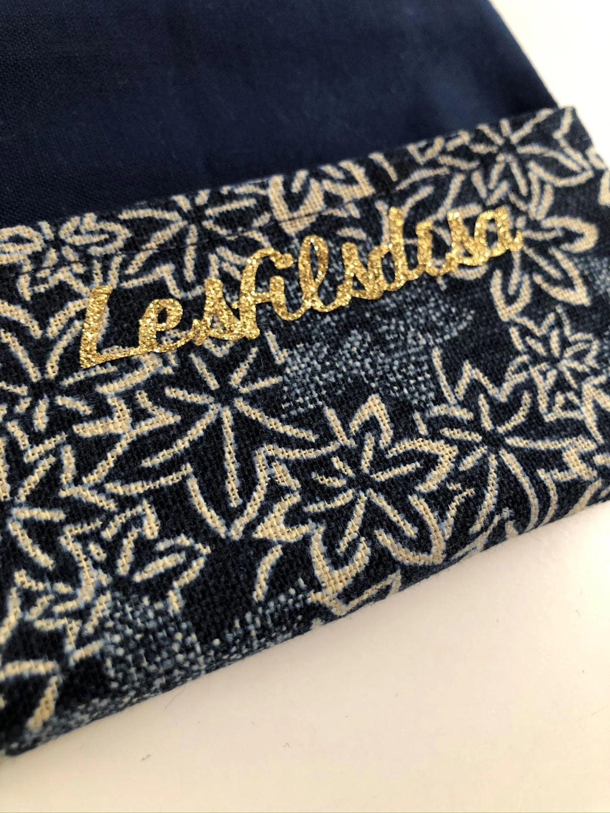 Le rabat inférieur du porte chéquier avec porte stylo, en lin et tissu japonais traditionnel bleu.