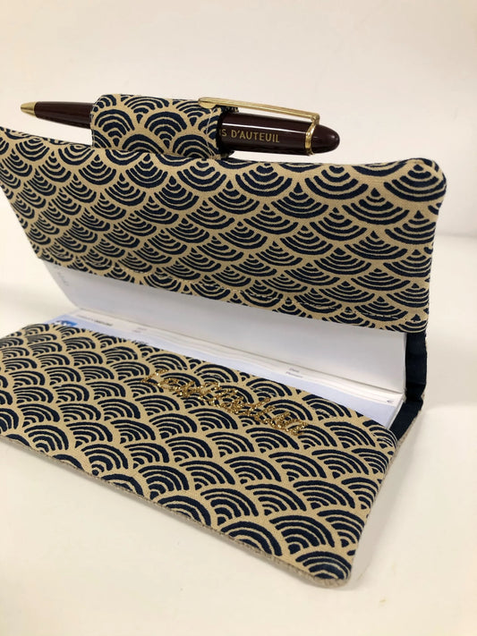 Le porte-chéquier avec porte stylo en lin et tissu japonais Seigaiha, ouvert.