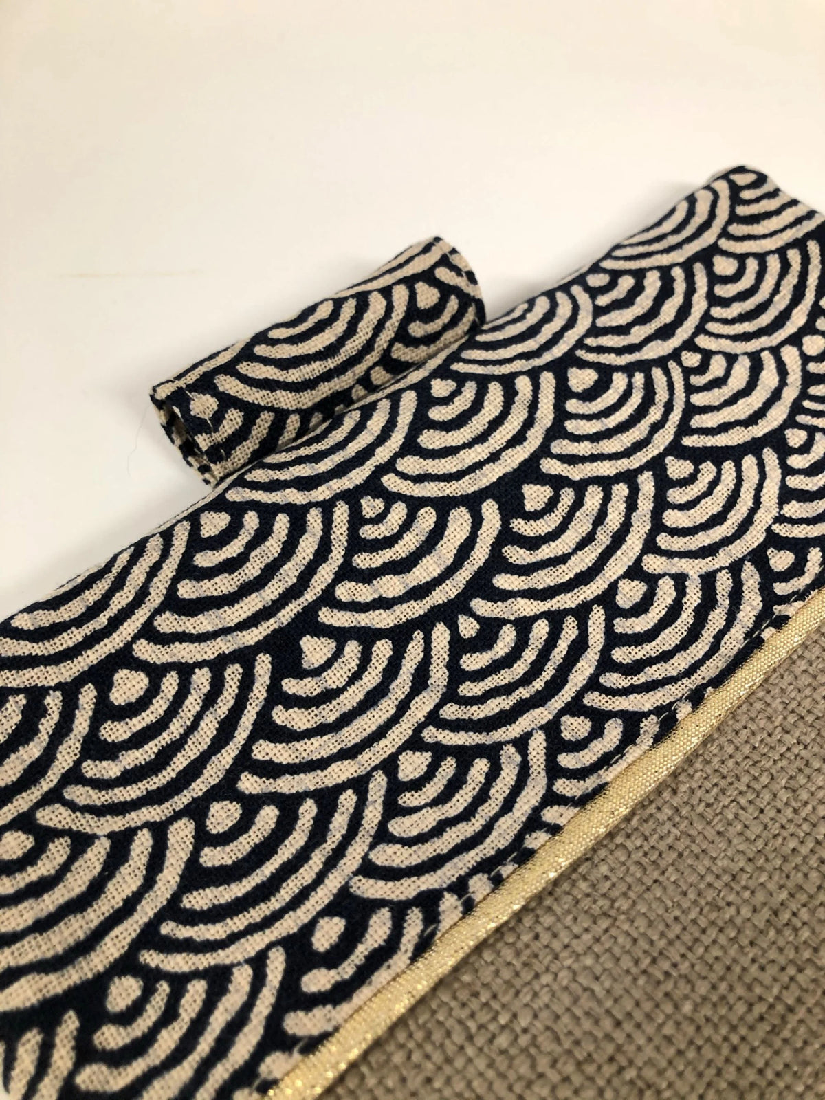 Vue détaillée du porte chéquier avec porte stylo en lin et tissu japonais Seigaiha bleu nuit.