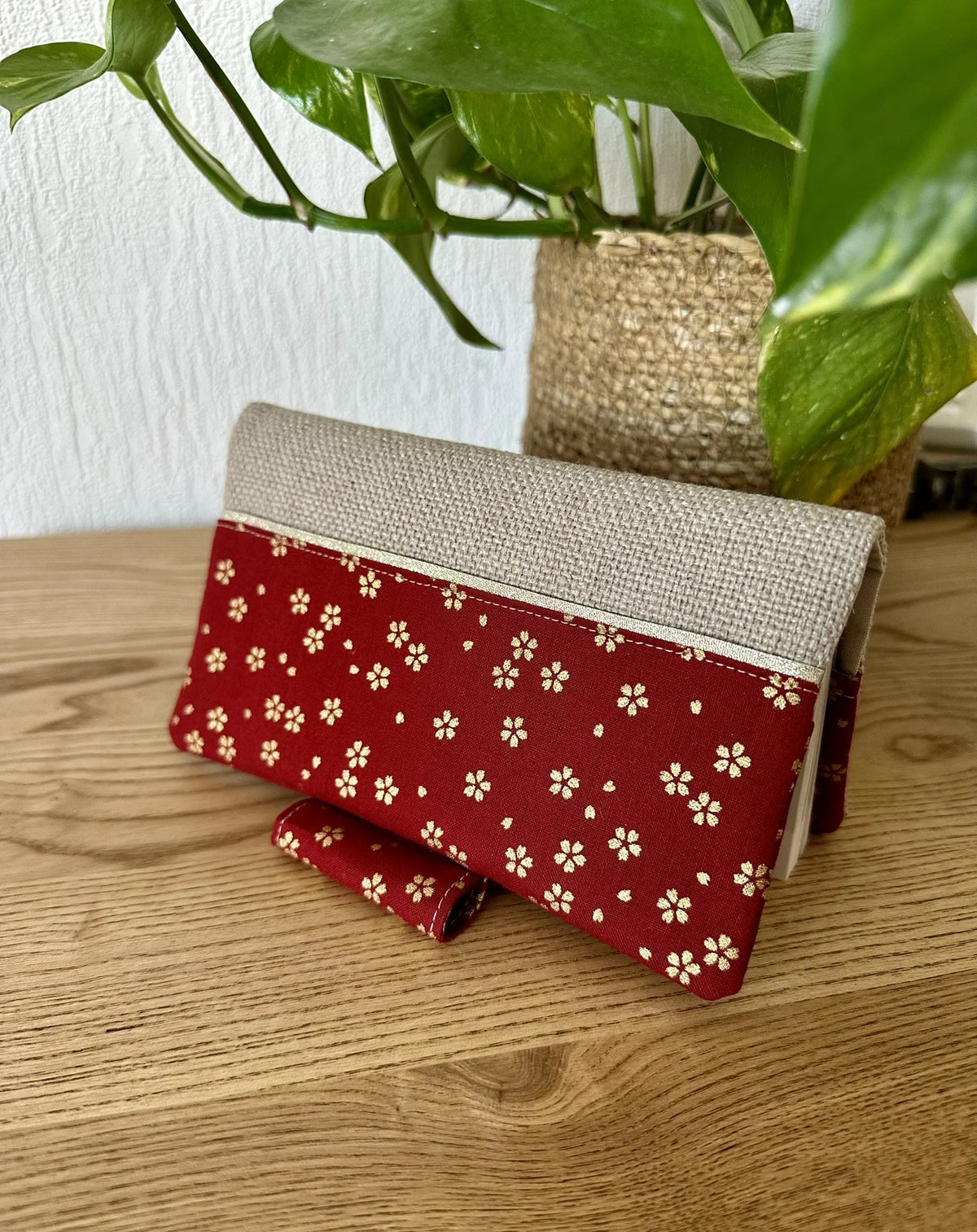 Le porte chéquier avec porte stylo en lin et tissu japonais Sakura rouge, en face avant.