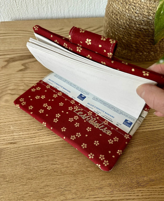 Le rabat inférieur du porte chéquier avec porte stylo en lin et tissu japonais Sakura rouge.