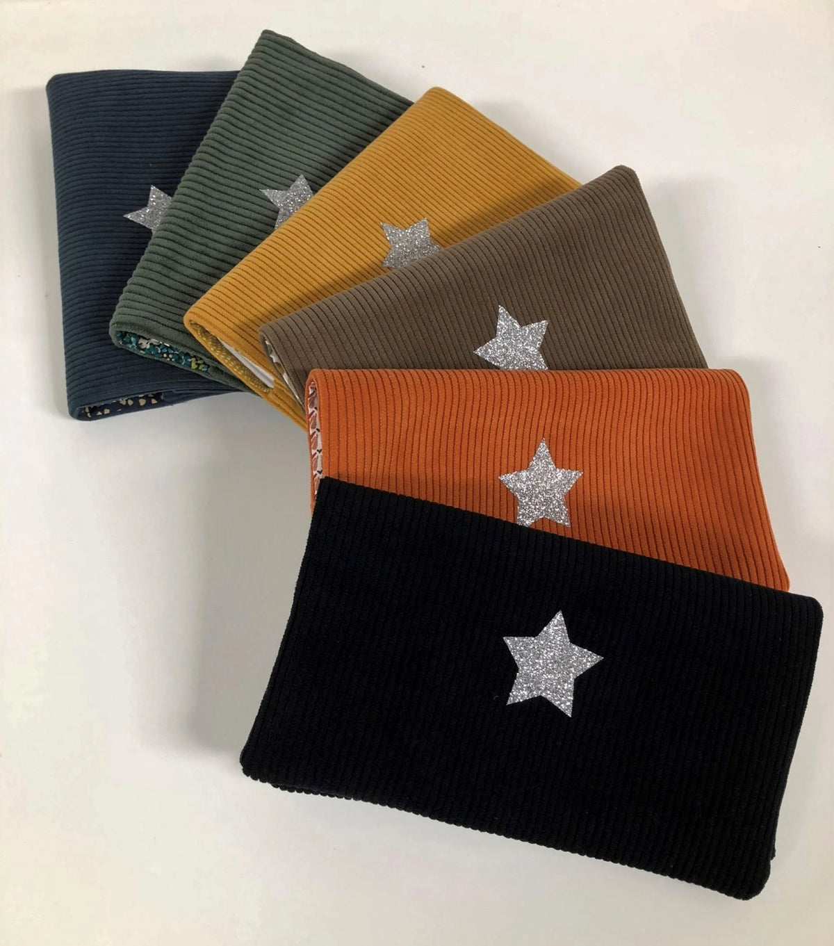Les porte chéquiers en velours côtelé avec étoile pailletée argentée, autres coloris.