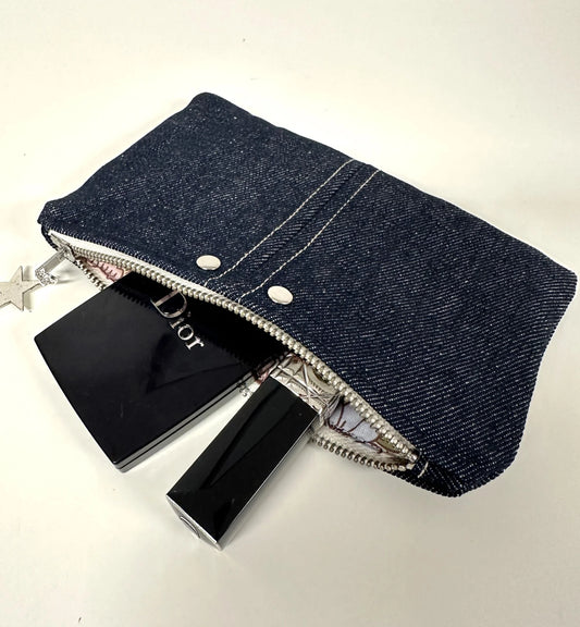 Le porte-monnaie en denim brut, ouvert.