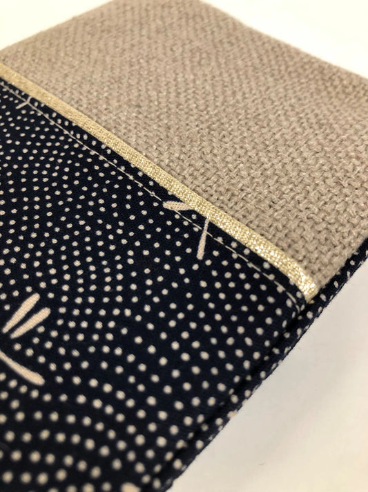 Vue détaillée du tissu japonais bleu Komon Libellules du protège-agenda en lin.