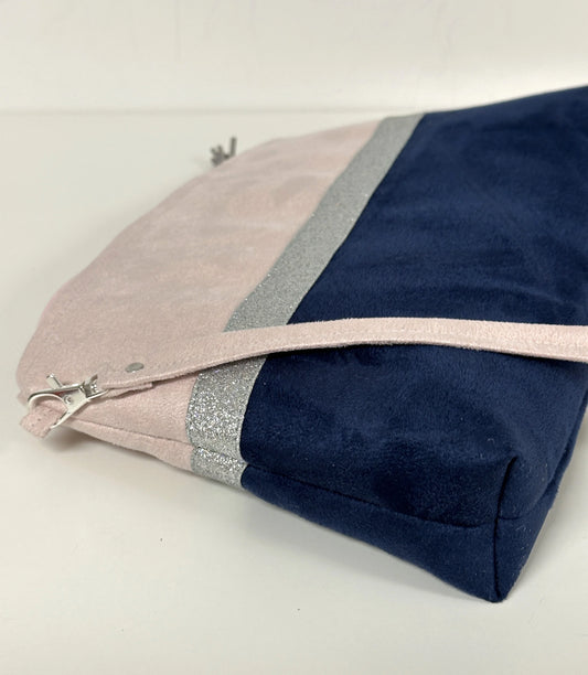Vue latérale du sac bandoulière rose pâle et bleu marine à paillettes argentées.