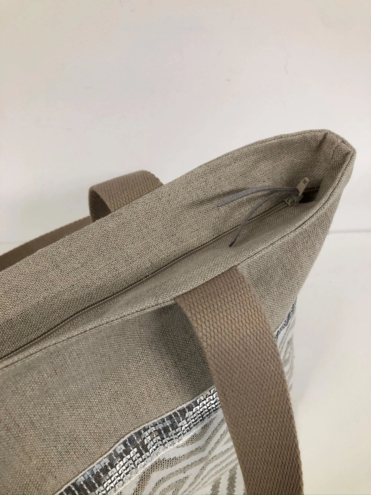 La fermeture éclair du sac cabas Isa, posée en retrait.