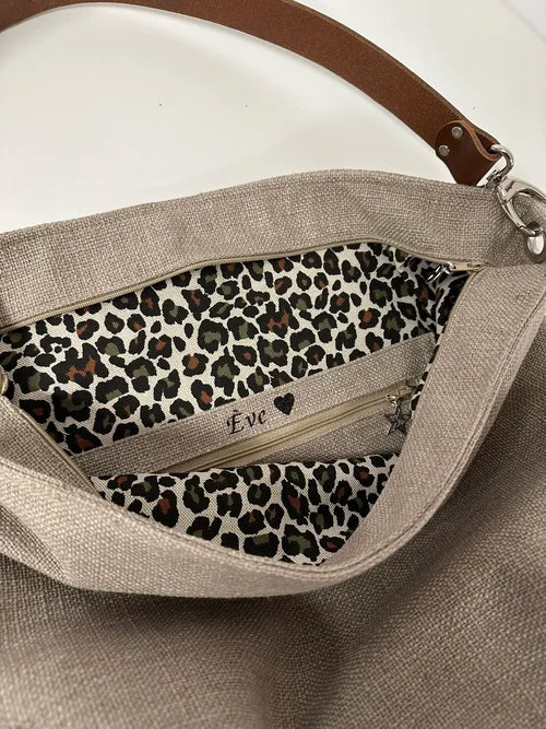 Exemple de personnalisation intérieure du sac Hobo en lin beige et léopard avec anse en cuir marron
