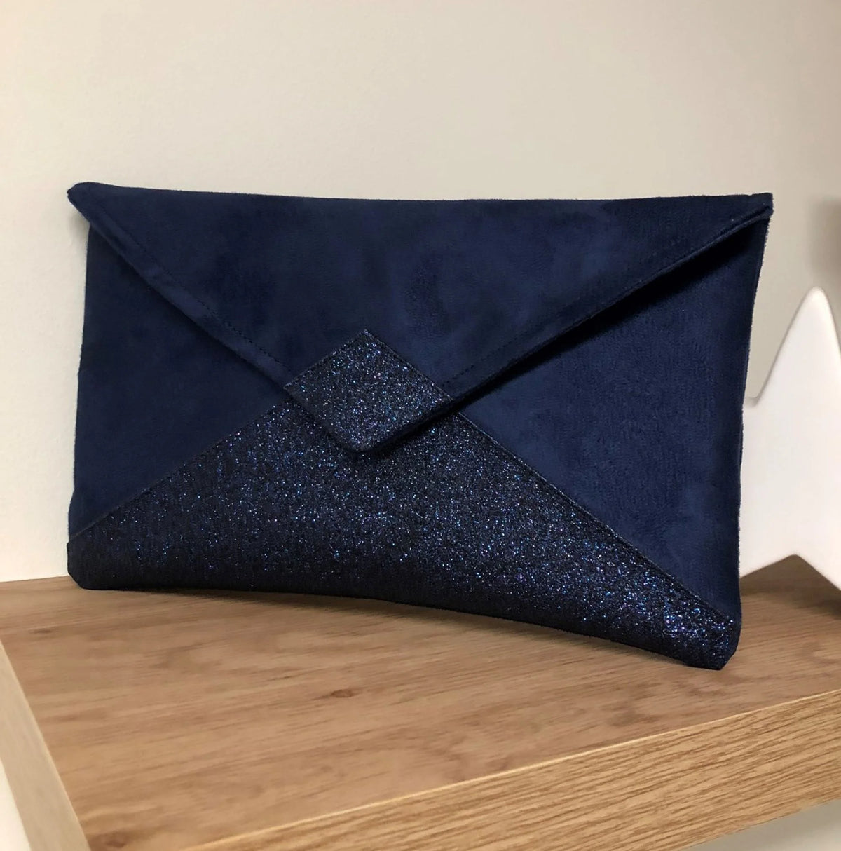 le sac pochette Isa bleu marine à paillettes, sans chainette amovible