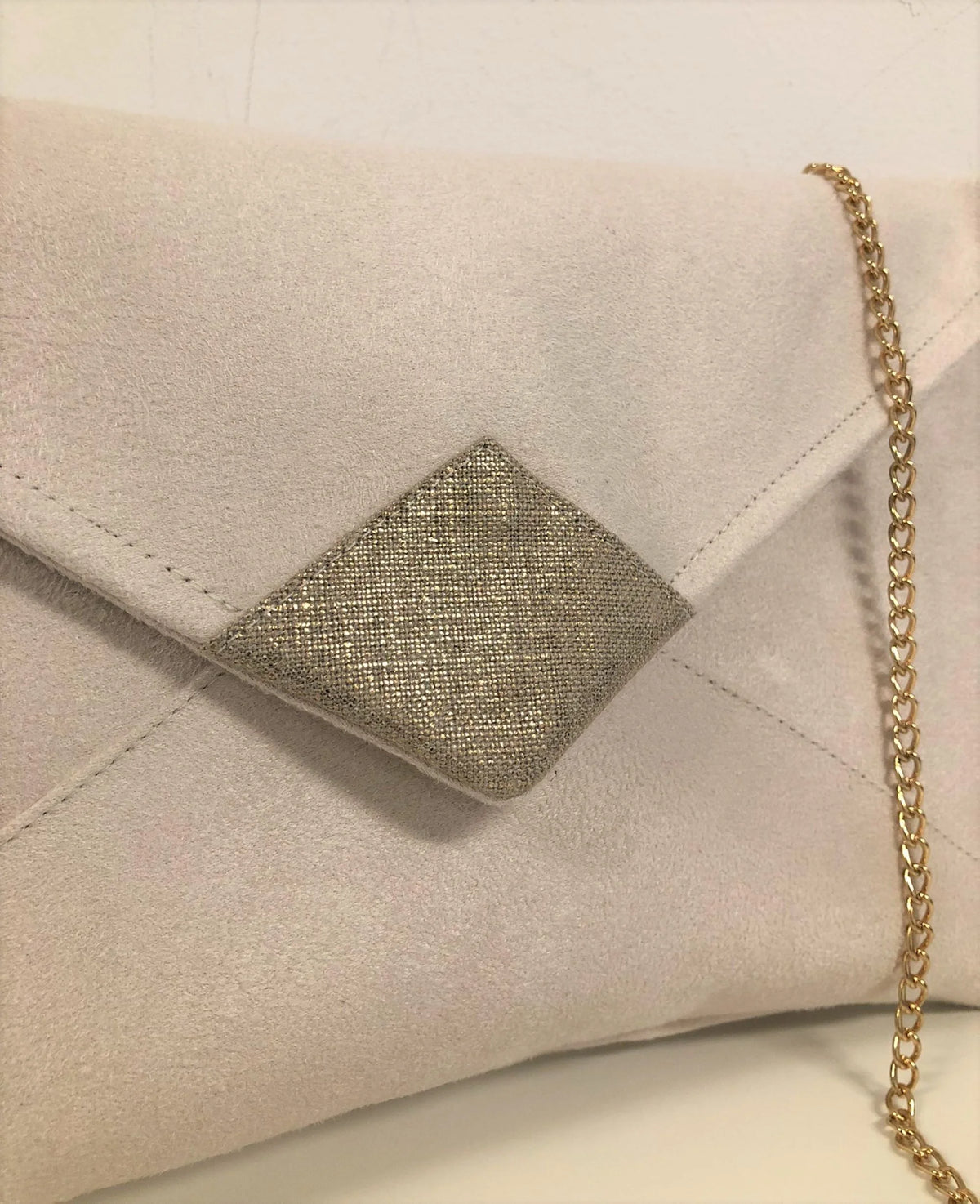 Vue détaillée du sac pochette Isa écru et lin doré.