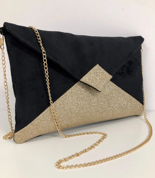 Le sac pochette Isa noir à paillettes dorées, avec chainette dorée amovible.