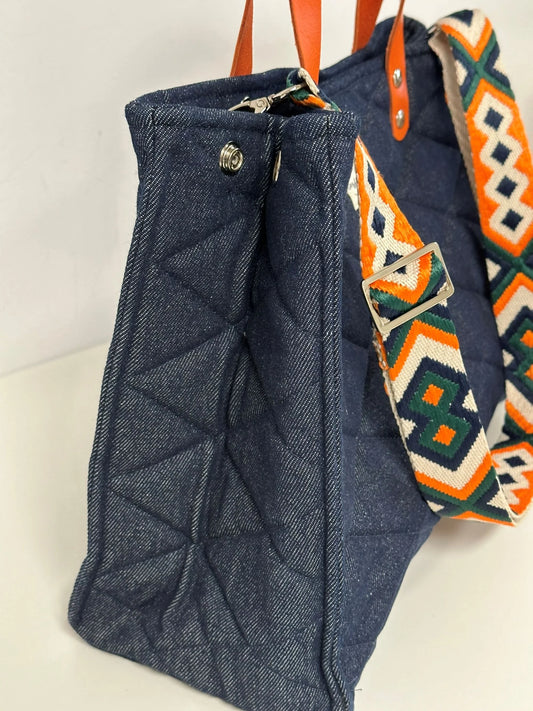 Vue latérale du sac Shopper en denim et cuir orange.