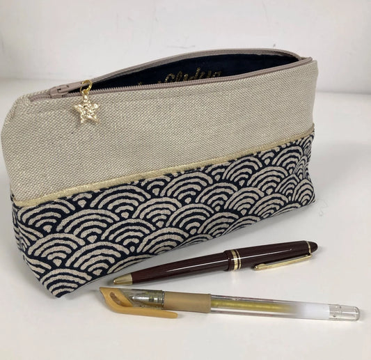 Vue de face de la trousse à stylos en tissu japonais bleu nuit et doré.