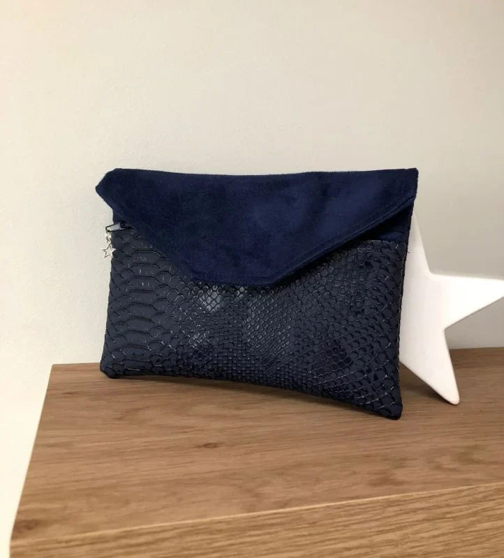 Le compagnon de sac bleu marine aspect reptile