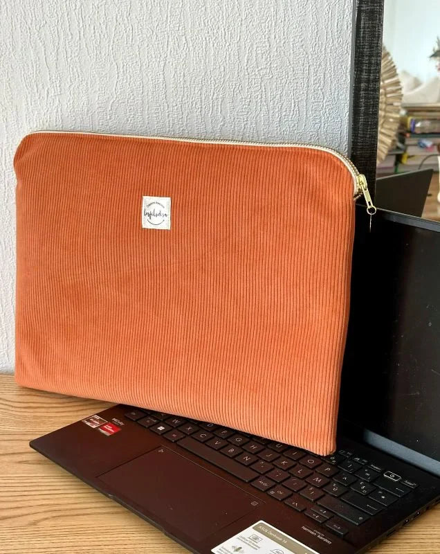 Pochette ordinateur en velours cotelé orange
