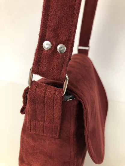 Vue détaillée de la besace Isa bordeaux