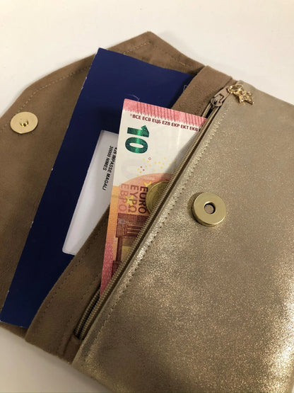 Le compagnon de sac beige et doré avec carnet de chèques et espèces.