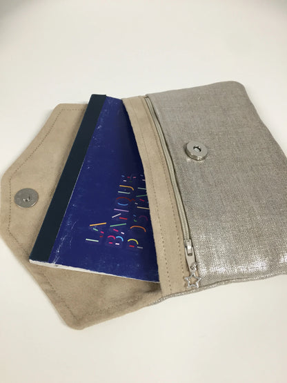 Le compagnon de sac beige en lin argenté, ouvert.