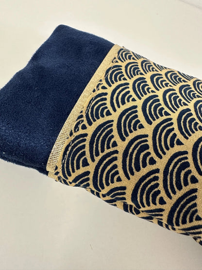 Vue de près de l'étui à lunettes bleu marine en tissu japonais Seigaiha