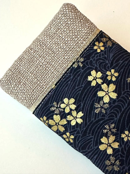 Vue détaillée de l'étui à lunettes en lin et tissu japonais Sakura bleu.