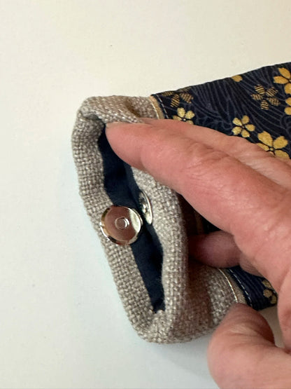 Le fermoir magnétique extra plat de l'étui à lunettes en lin et tissu japonais Sakura bleu.