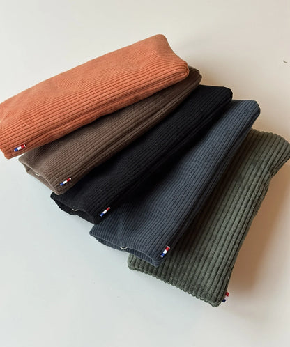 Quelques coloris de l'étui  à lunettes en velours cotelé.