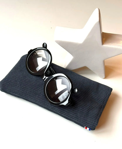 Vue d'ensemble de l'étui à lunettes en velours cotelé bleu canard.