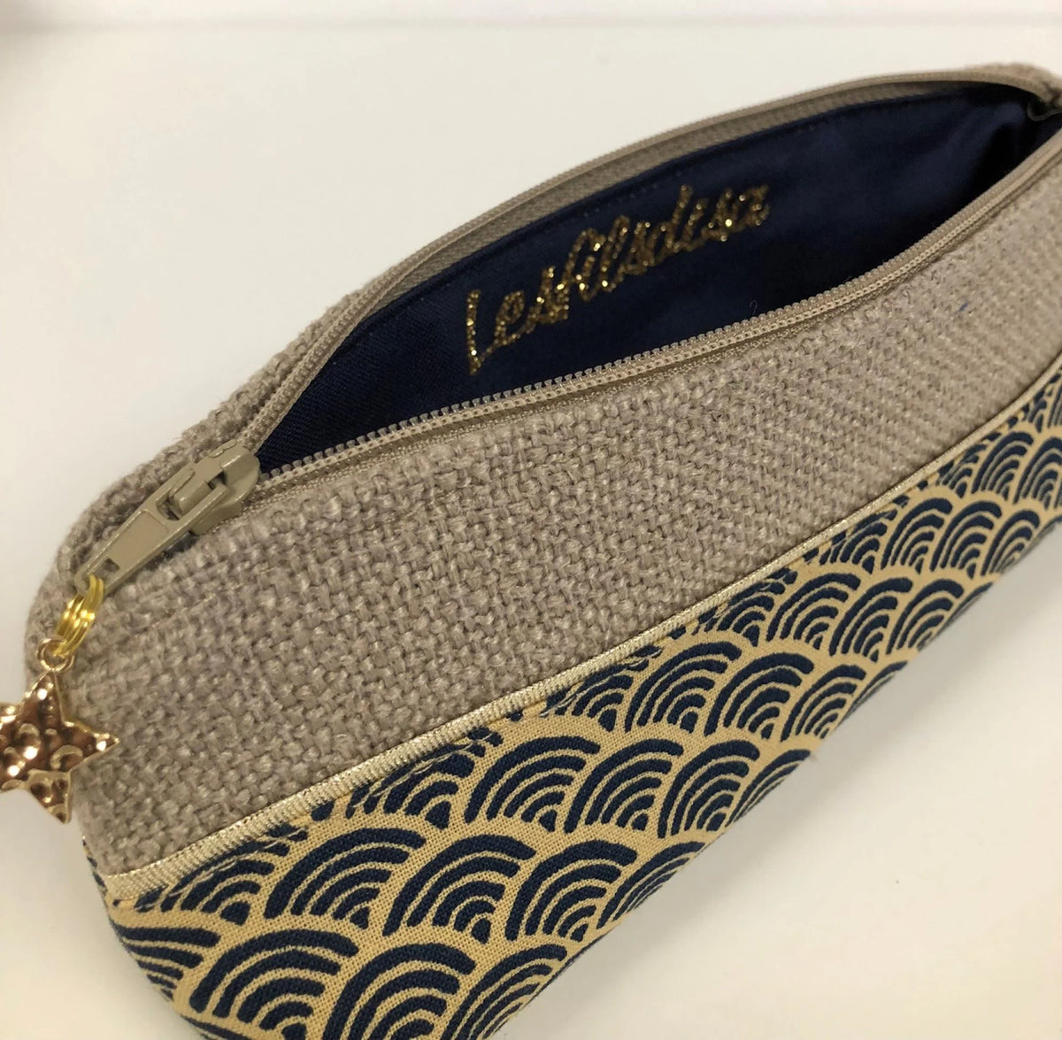 L'intérieur de la mini trousse à stylos en lin et tissu japonais Seigaiha.