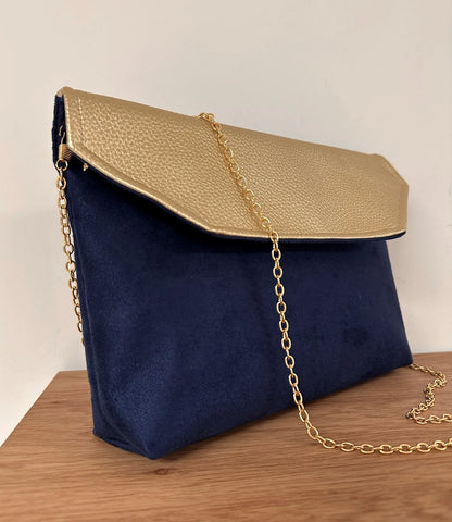 la pochette Isa zippée vue de biais, avec sa chainette dorée amovible