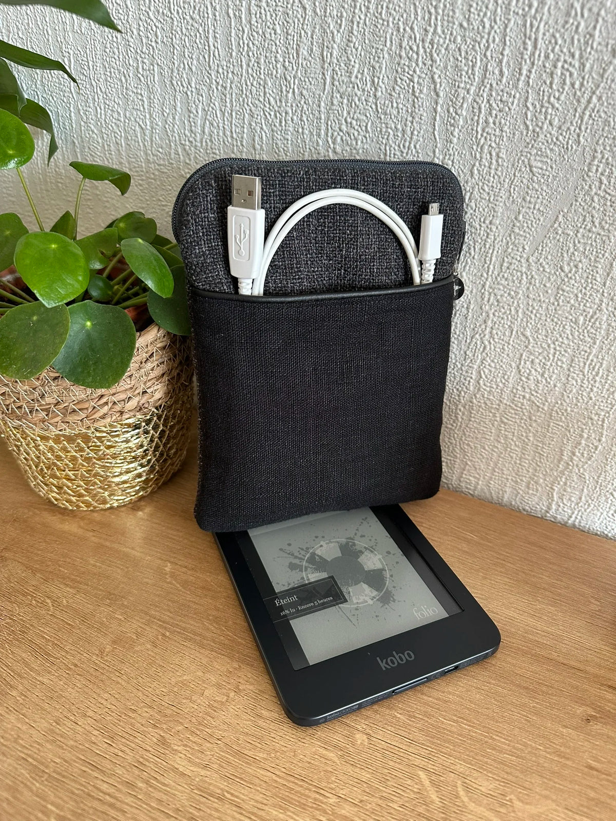 La pochette liseuse unisexe en lin gris et noir.