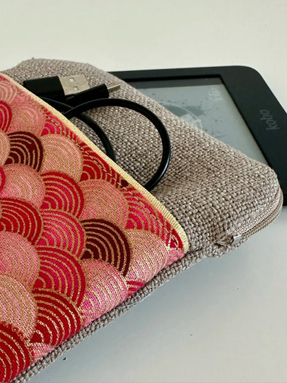 Vue détaillée de la pochette liseuse en lin et tissu japonais Seigaiha rouge