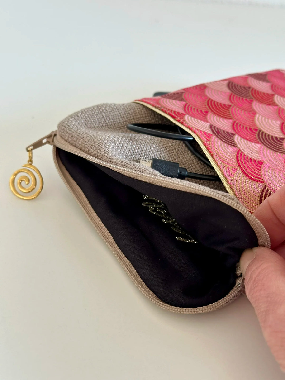 La doublure intérieure de la pochette liseuse en lin et tissu japonais Seigaiha rouge